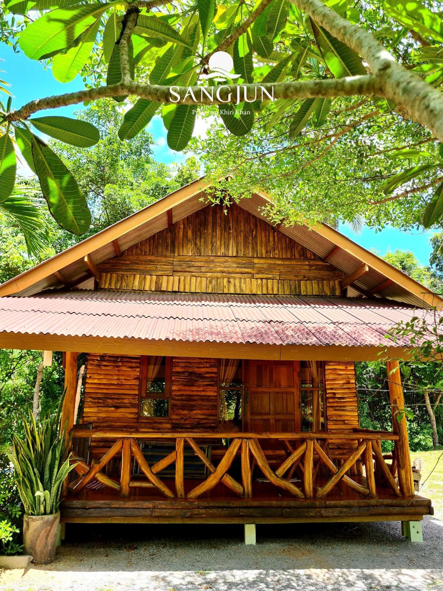 Sangjun On Beach Resort Bang Saphan Exterior photo