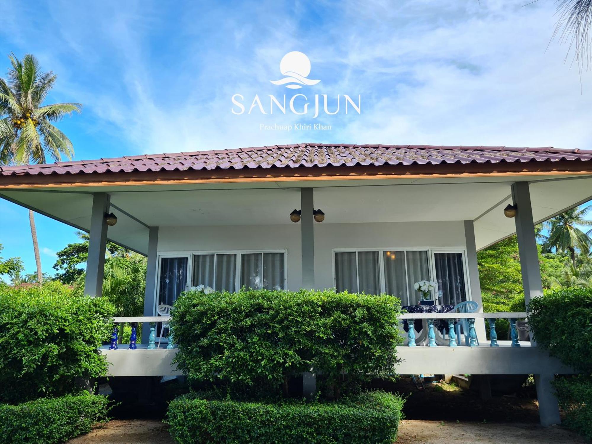 Sangjun On Beach Resort Bang Saphan Exterior photo